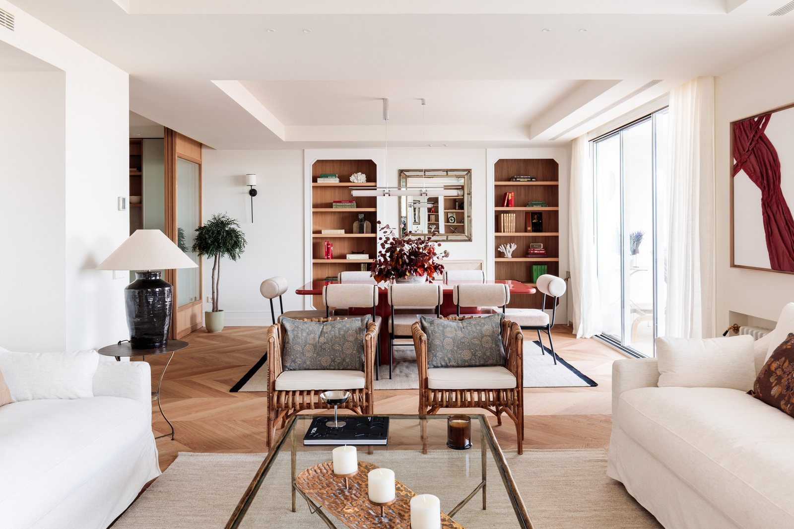Salón de Juan Bravo 51 con librería de madera y salida a la terraza